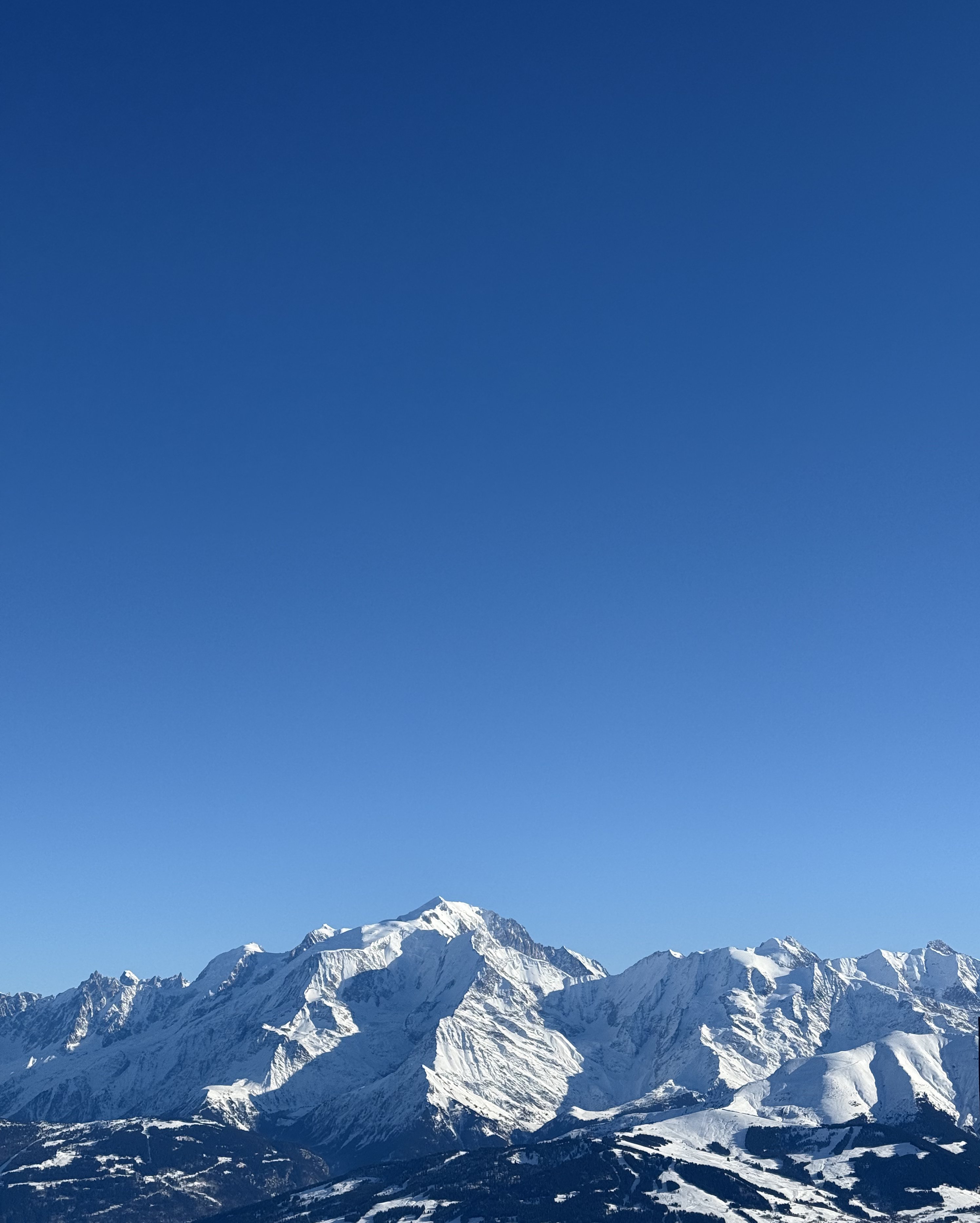 Le massif du Mont-Blanc enneigé sous un ciel bleu, vu depuis les pistes