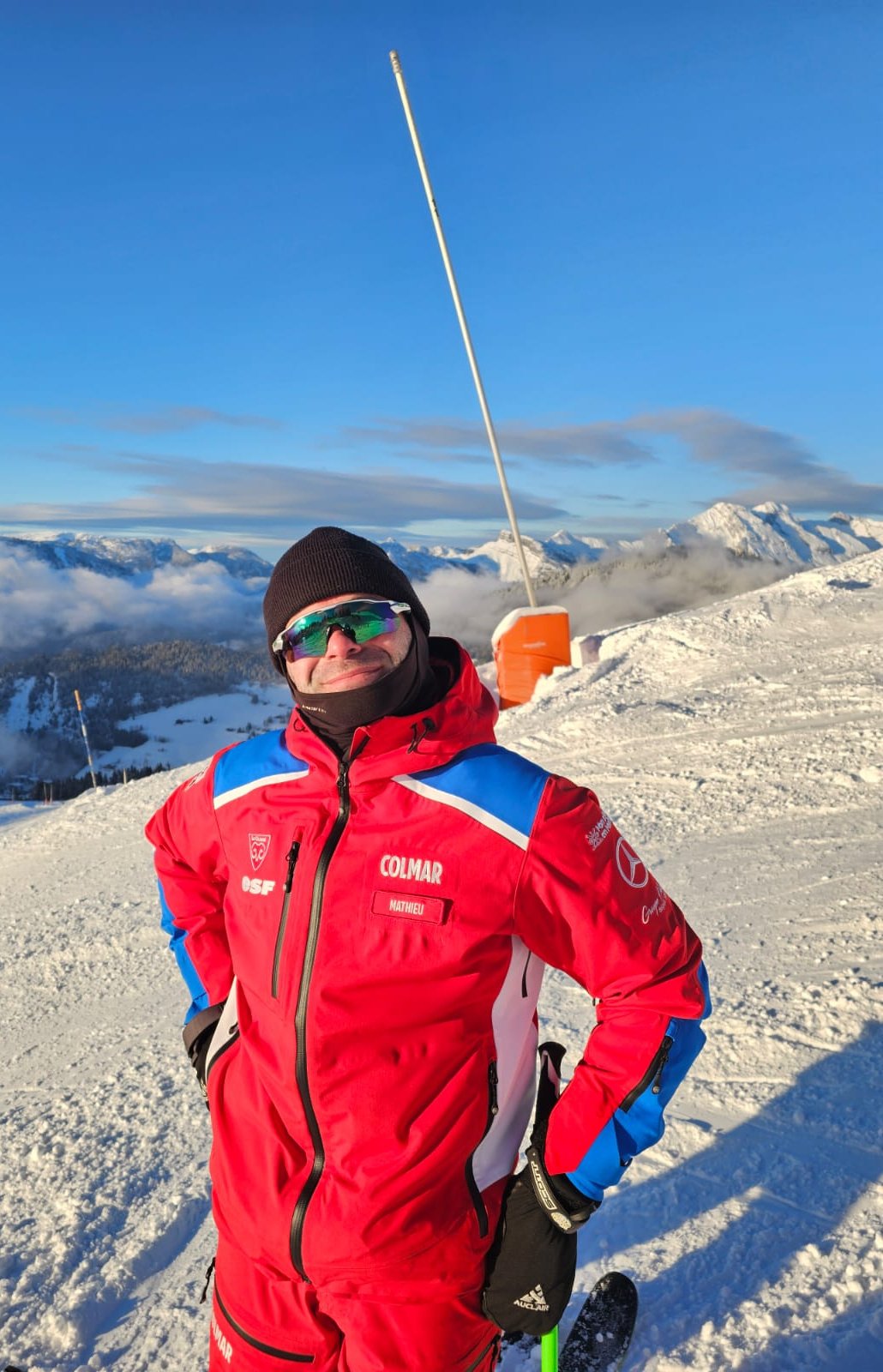 Mathieu Vittoz Duval en tenue de moniteur sur les pistes, au-dessus d’une mer de nuages