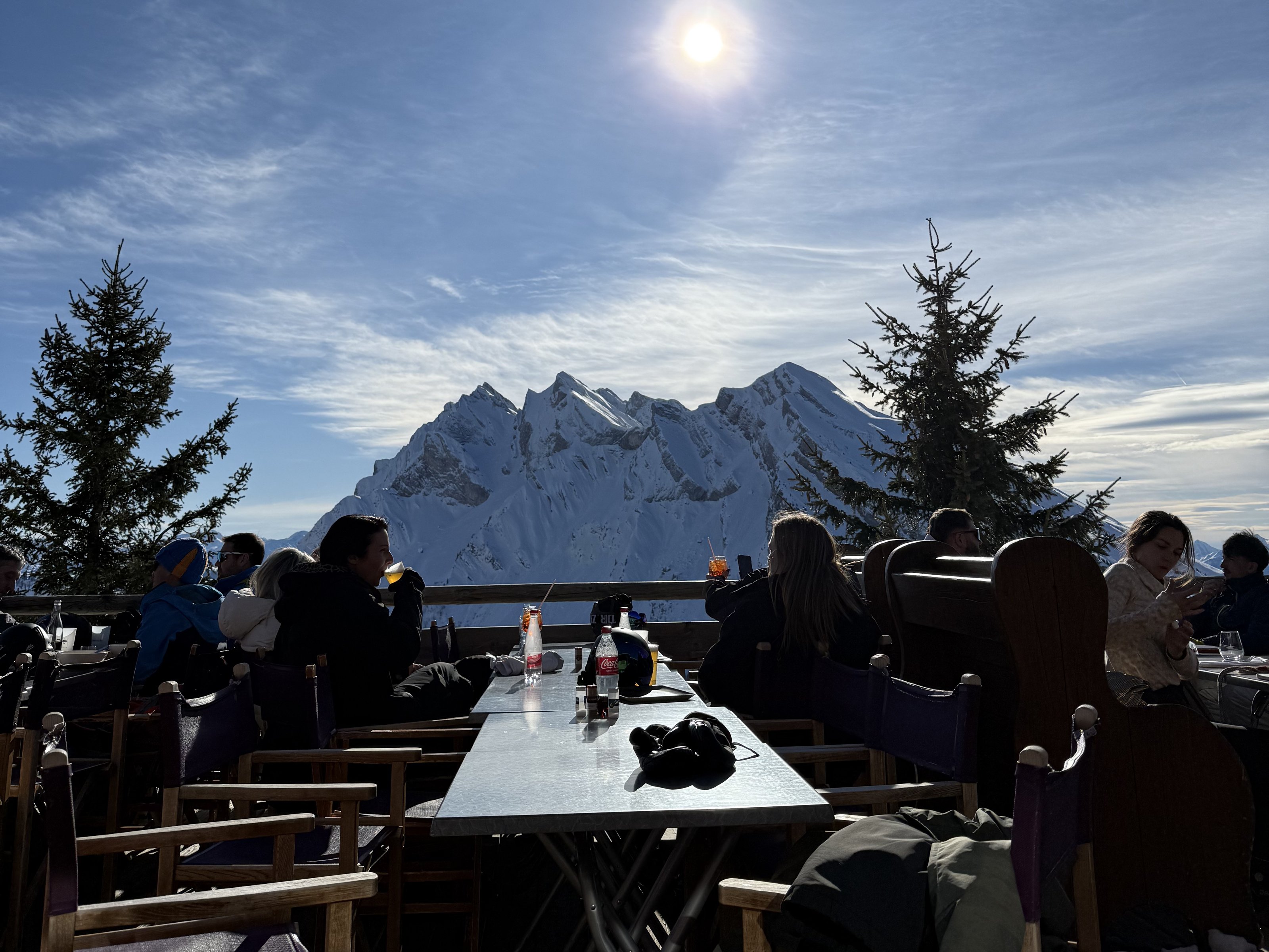 Terrasse d’un restaurant d’altitude face aux sommets enneigés